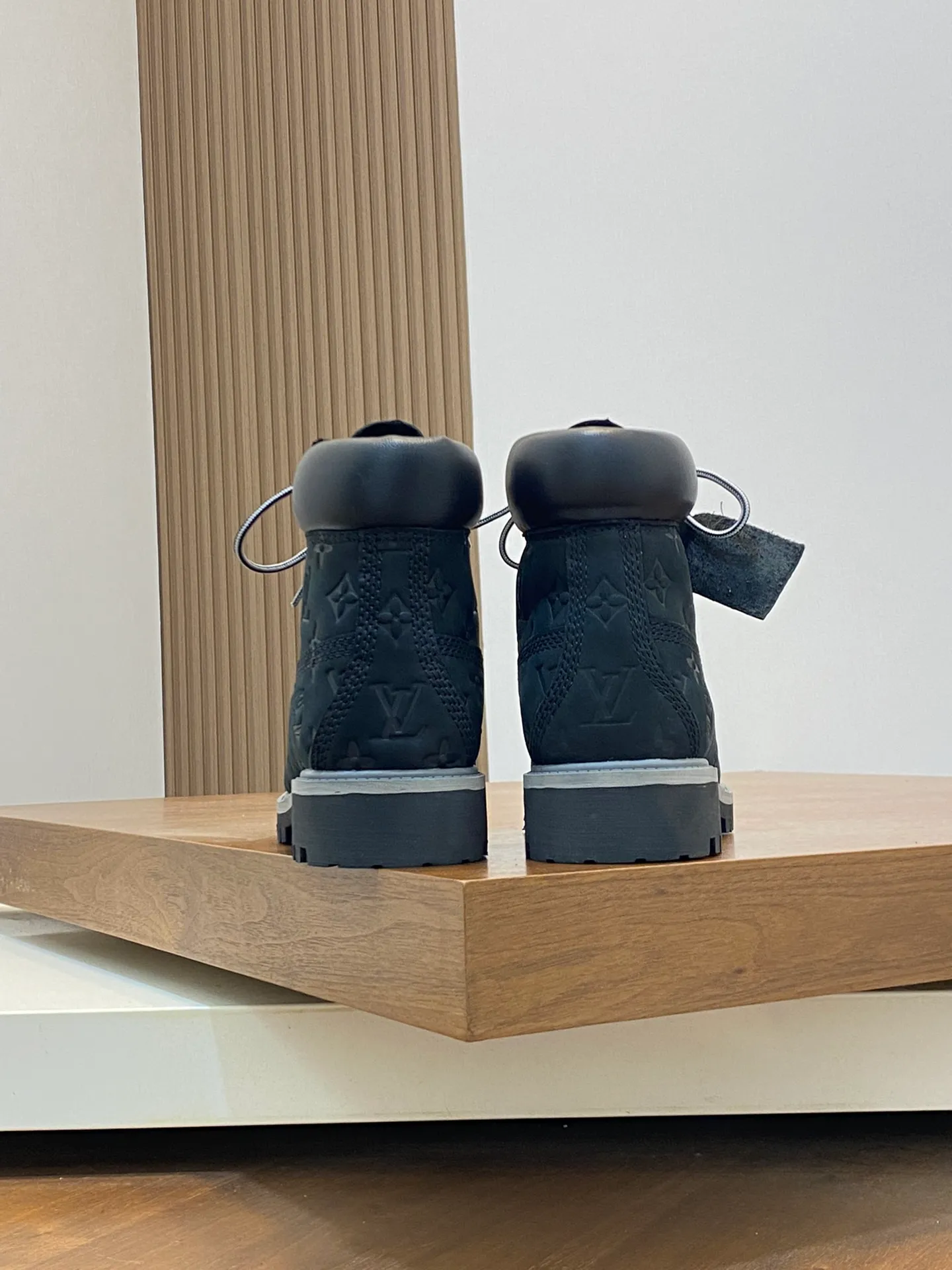 Men's shoes 💰💰760 Loui* Vuitto* x Timberlan* co-branded presbyopic rhubarb boots, ankle boots, short boots, LV x Timberland ankle boots are made of Monogram embossed waterproof nubuck cow leather, relying on the brand's exquisite craftsmanship to carefully reshape the classic Timberland 6-inch boot shape in Italy, making an eye-catching appearance in American workwear style. Created by Pharrell Williams 2025 autumn and winter menswear show. The Monogram embossed tongue, original Timberland laces and outsole are exquisite details, the leather label expresses the cooperation logo, and the delivery counter is exquisitely packaged! ▪️Size: Women's 35-40 (customized in 40) ▪️Size: Men's 39-46 (45/46 customized)